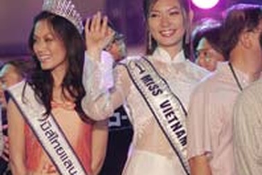 Phạm Thu Hằng dự thi Hoa hậu Hoàn Vũ 2005