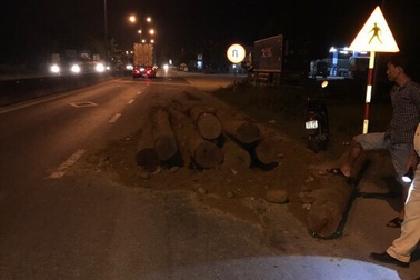 Bắt xe tải chở gỗ lậu trong đêm, nguỵ trang là chở đất