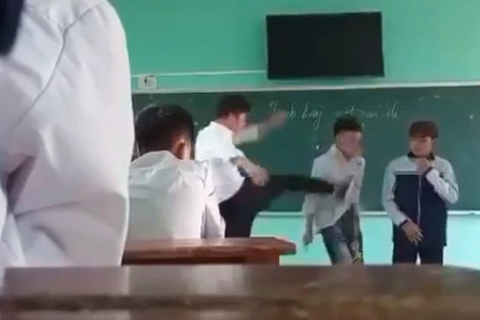 Bắc Giang: Chấm dứt hợp đồng với thầy giáo đánh học trò dã man - 1 Bắc Giang: Chấm dứt hợp đồng với thầy giáo đánh học trò dã man - 1