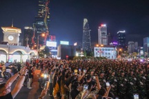 Hàng ngàn người dân háo hức xem hợp luyện diễu binh ở TPHCM