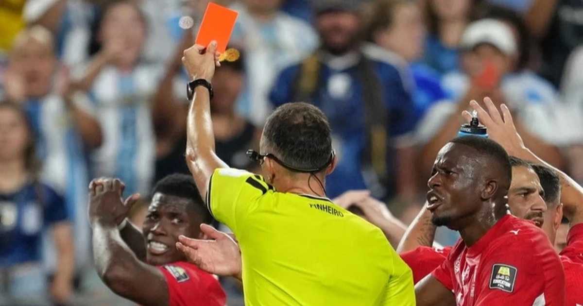 FIFA ra tuyên bố về tấm thẻ đỏ tranh cãi giúp Argentina đi tiếp ở World Cup