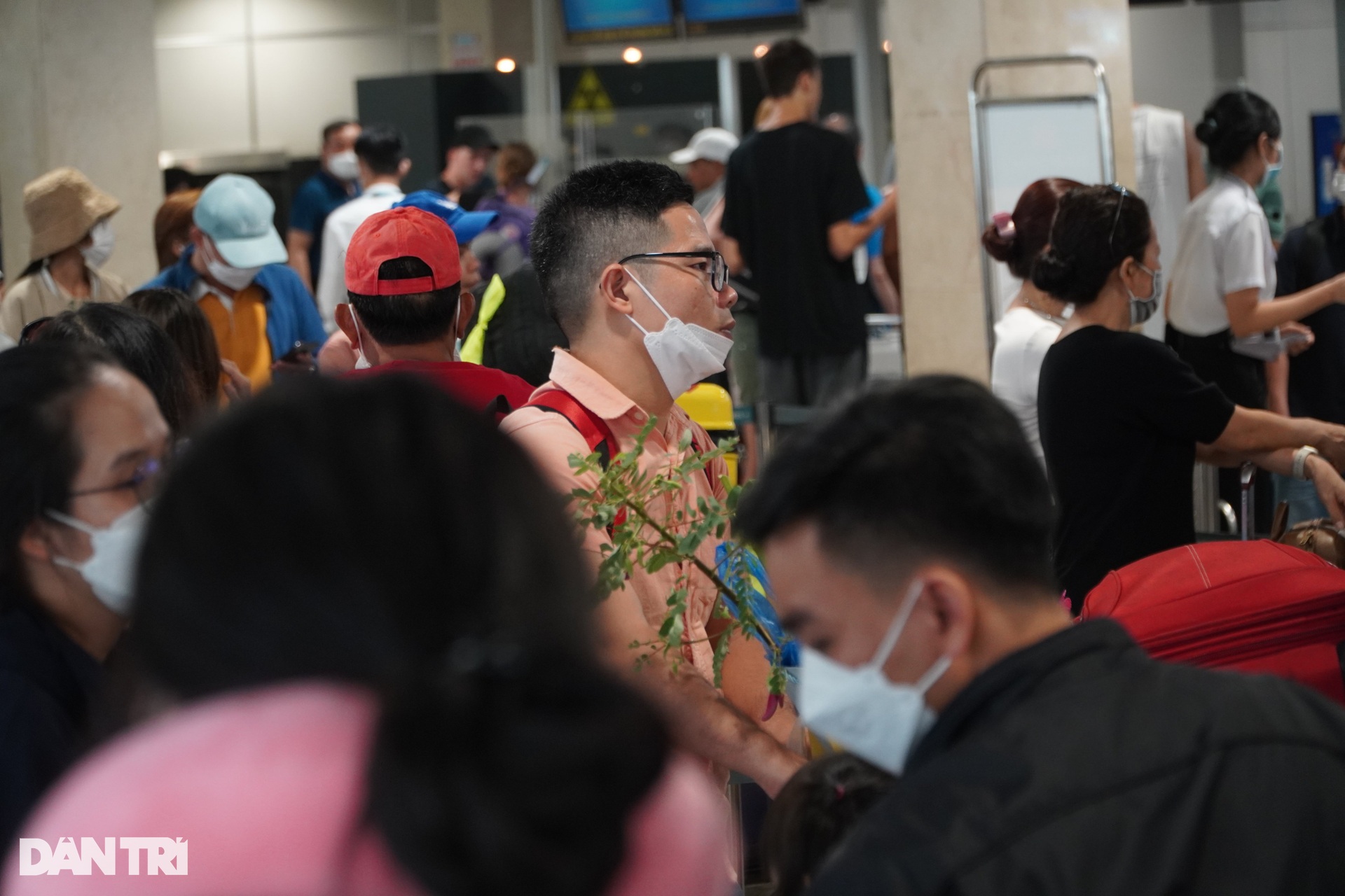 Cảnh vạ vật, mệt mỏi của nhiều người ở Sân bay Tân Sơn Nhất ngày 27 Tết - 3 Cảnh vạ vật, mệt mỏi của nhiều người ở Sân bay Tân Sơn Nhất ngày 27 Tết - 3