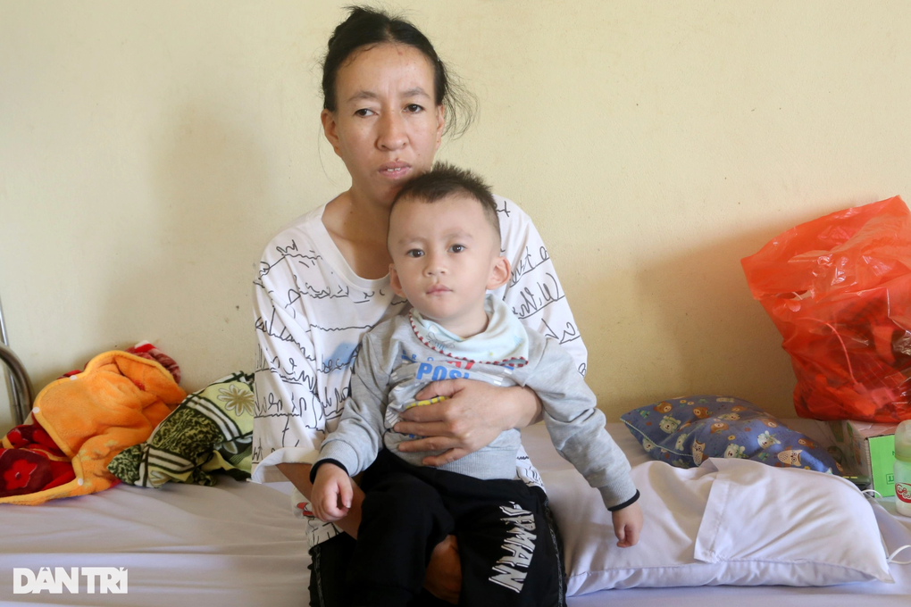 Vợ chồng tàn tật mong phép màu với con trai 2 tuổi mắc nhiều bệnh hiểm - 5 Vợ chồng tàn tật mong phép màu với con trai 2 tuổi mắc nhiều bệnh hiểm - 5