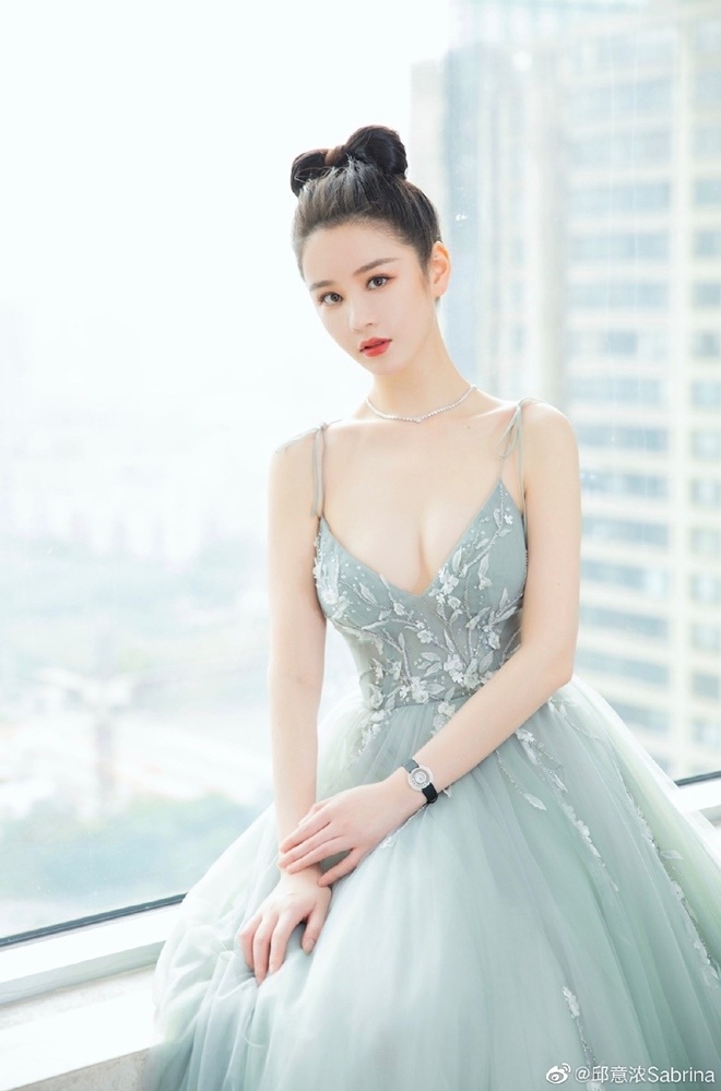 Khâu Ý Nùng: Biểu tượng gợi cảm mới của làng giải trí Hồng Kông - 1