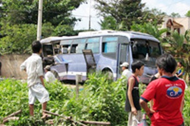 Tàu hỏa đụng xe khách: 4 người chết, 23 người bị thương