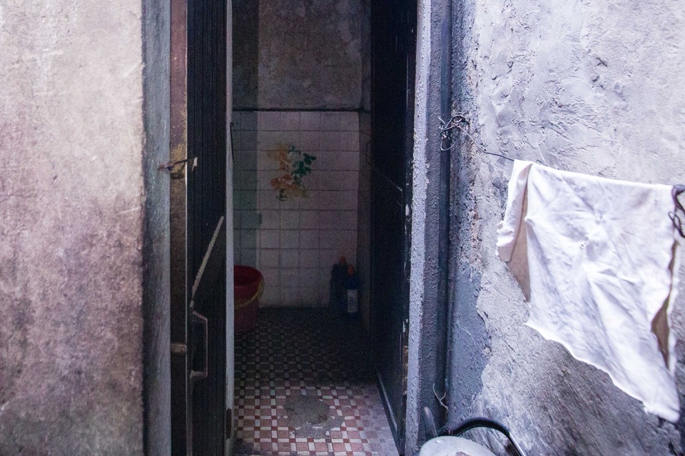 Sống khổ ở phố cổ Hà Nội: Căn nhà 9m2 là lối đi chung của 6 hộ dân khác - 8 Sống khổ ở phố cổ Hà Nội: Căn nhà 9m2 là lối đi chung của 6 hộ dân khác - 8