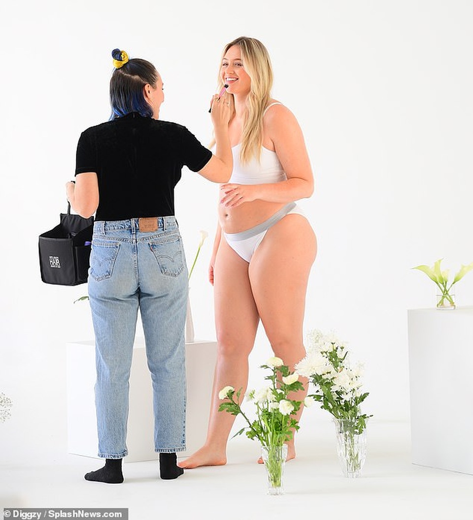 Siêu mẫu ngoại cỡ mặc nội y khoe bụng bầu - 4 Siêu mẫu ngoại cỡ mặc nội y khoe bụng bầu - 4