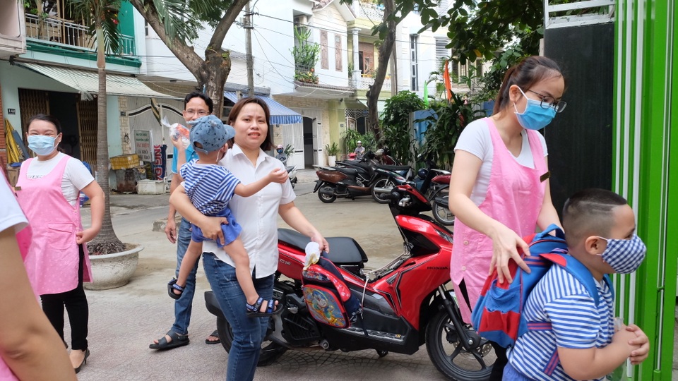 Ngày đầu đi học trở lại: Phụ huynh vui mừng, trẻ phấn khởi - 17 Ngày đầu đi học trở lại: Phụ huynh vui mừng, trẻ phấn khởi - 17