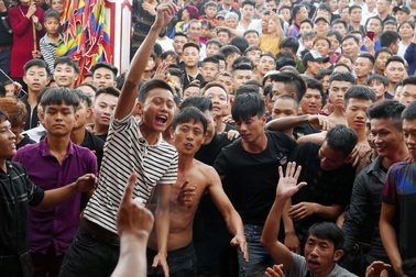 Trai làng vây kín đền phản đối dừng hội cướp phết