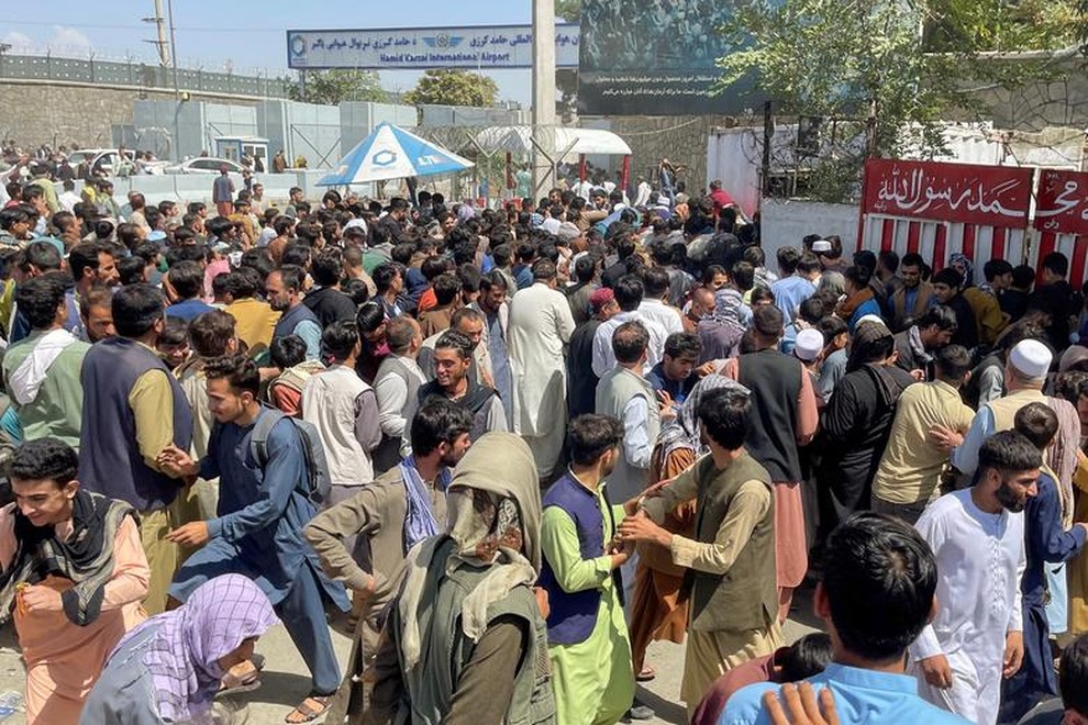 Máy bay vận tải trống trơn rời Kabul dù nhiều người phải đu càng sơ tán - 2 Máy bay vận tải trống trơn rời Kabul dù nhiều người phải đu càng sơ tán - 2