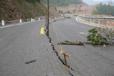 Đau đầu tìm hướng vá đường “rách”