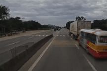 Khoảnh khắc vụ tai nạn liên hoàn trên quốc lộ 1A khiến xe tải đứt đôi