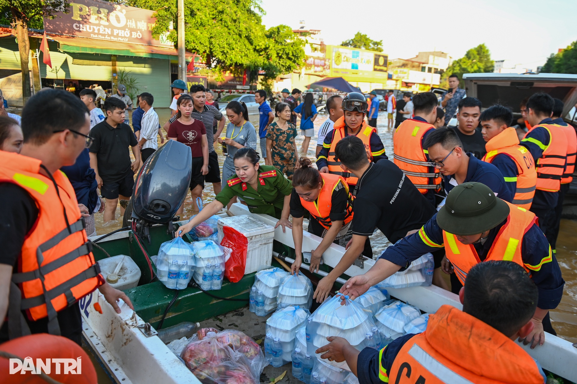 Tình cảnh bị cô lập giữa rốn lũ vô vàn khó khăn của người dân Thái Nguyên - 12 Tình cảnh bị cô lập giữa rốn lũ vô vàn khó khăn của người dân Thái Nguyên - 12