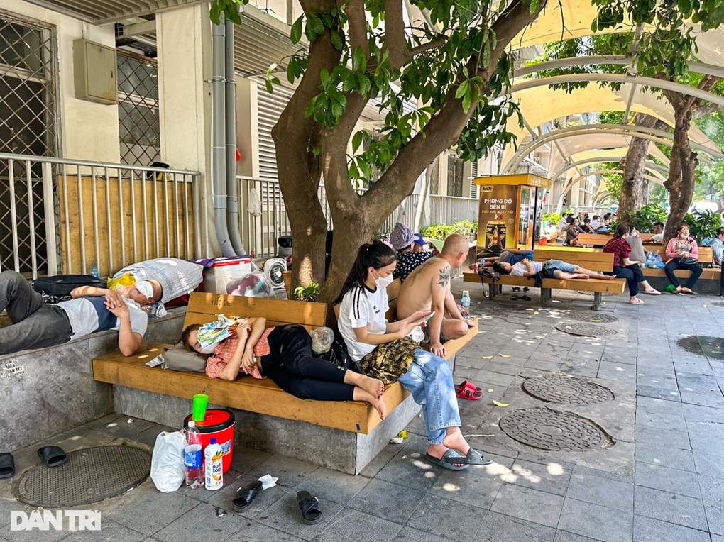 Người dân vạ vật hành lang, ghế đá bệnh viện dưới nắng nóng trên 50 độ - 6 Người dân vạ vật hành lang, ghế đá bệnh viện dưới nắng nóng trên 50 độ - 6