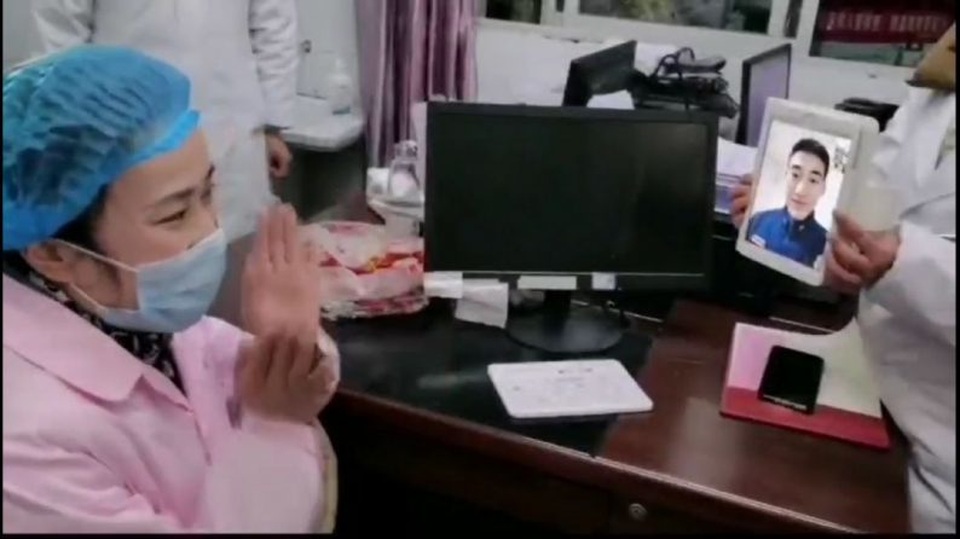 Cặp đôi tổ chức đám cưới qua điện thoại, xúc động nói lời hẹn ước - 1