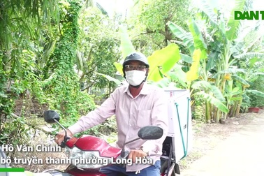 Cán bộ truyền thanh phường tuyên truyền phòng, chống dịch