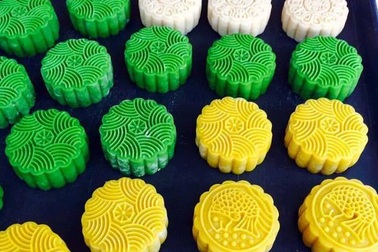 Thận trọng với bánh trung thu handmade "tắm" phẩm màu hoá chất