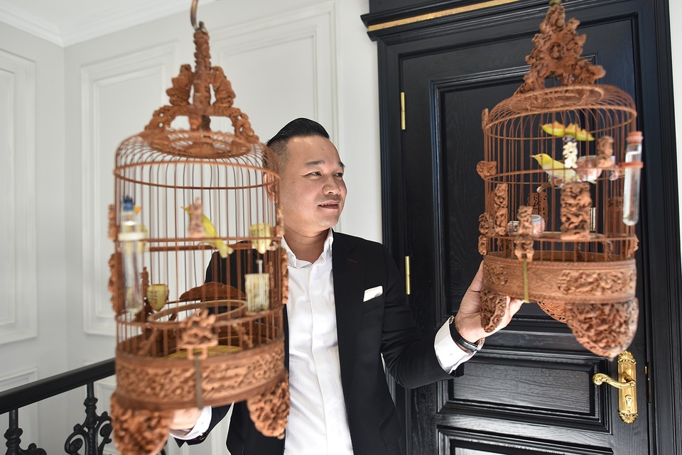 Cận cảnh bộ sưu tập lồng chim đắt đỏ giá 10 tỷ đồng của đại gia Việt - 3 Cận cảnh bộ sưu tập lồng chim đắt đỏ giá 10 tỷ đồng của đại gia Việt - 3