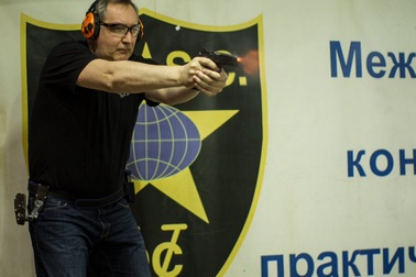 Phó thủ tướng Nga trổ tài bắn súng bằng 2 tay