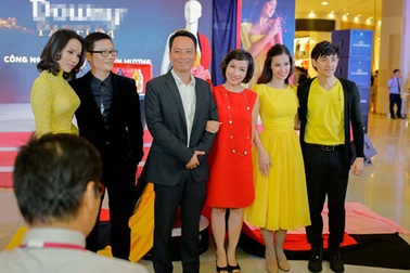 Mỹ Linh, Anh Quân tình tứ đi xem nhạc kịch