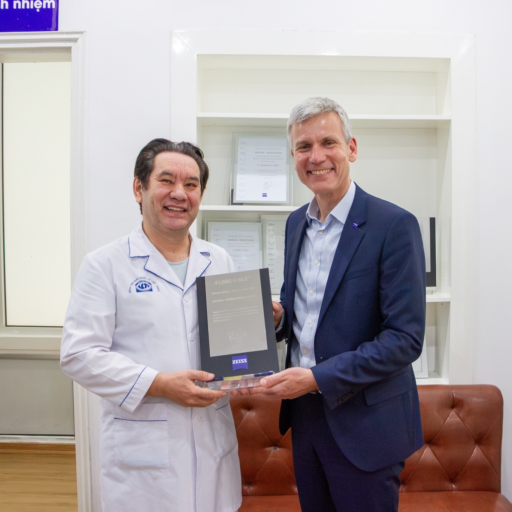 Chủ tịch, CEO toàn cầu tập đoàn Carl Zeiss thăm Bệnh viện Mắt Quốc tế Việt - Nga - 2 Chủ tịch, CEO toàn cầu tập đoàn Carl Zeiss thăm Bệnh viện Mắt Quốc tế Việt - Nga - 2