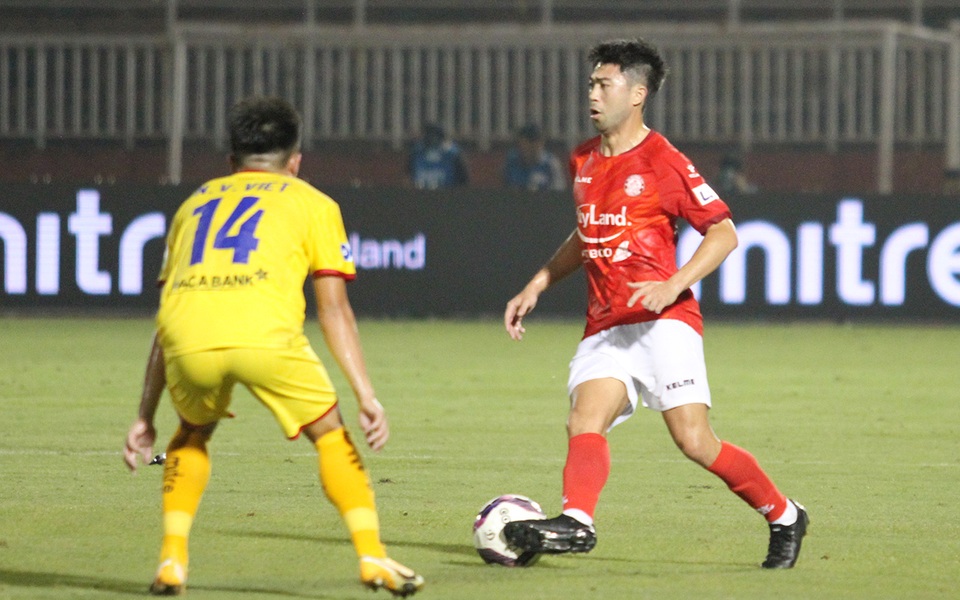 Lee Nguyễn tranh đá phạt đền với ngoại binh, để ghi bàn cho CLB TPHCM - 6 Lee Nguyễn tranh đá phạt đền với ngoại binh, để ghi bàn cho CLB TPHCM - 6