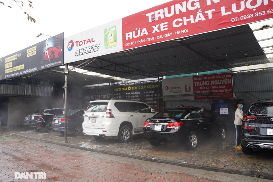 Dịch vụ rửa xe ở Hà Nội hốt bạc dịp Tết Nguyên đán, giá tăng cao gấp 4 lần - 2 Dịch vụ rửa xe ở Hà Nội hốt bạc dịp Tết Nguyên đán, giá tăng cao gấp 4 lần - 2