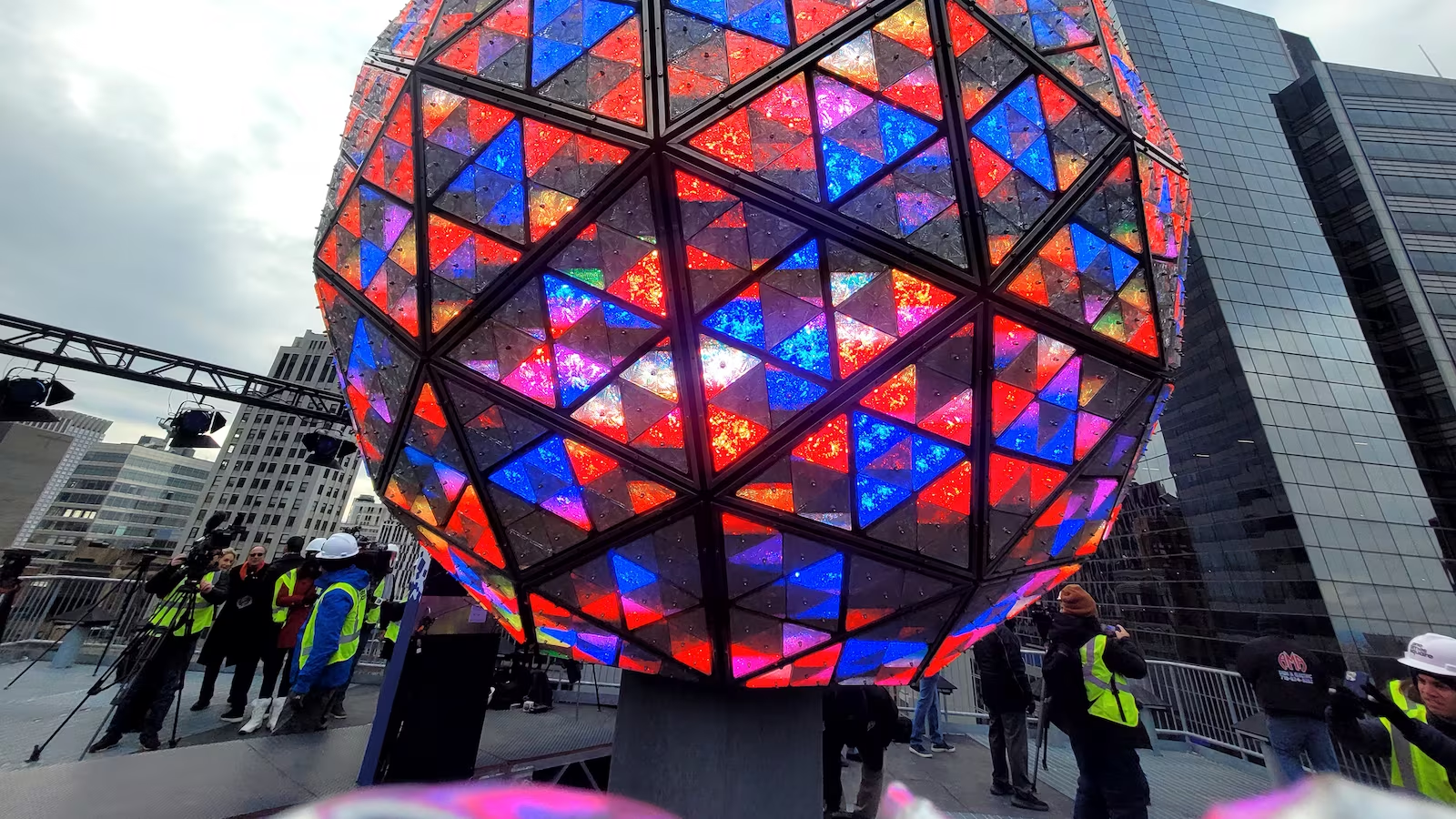 SUA: Multe orașe întăresc securitatea în locațiile care organizează Revelionul în 2024 - 1 Mỹ: Nhiều thành phố siết chặt an ninh tại các địa điểm đón Năm mới 2024 - 1