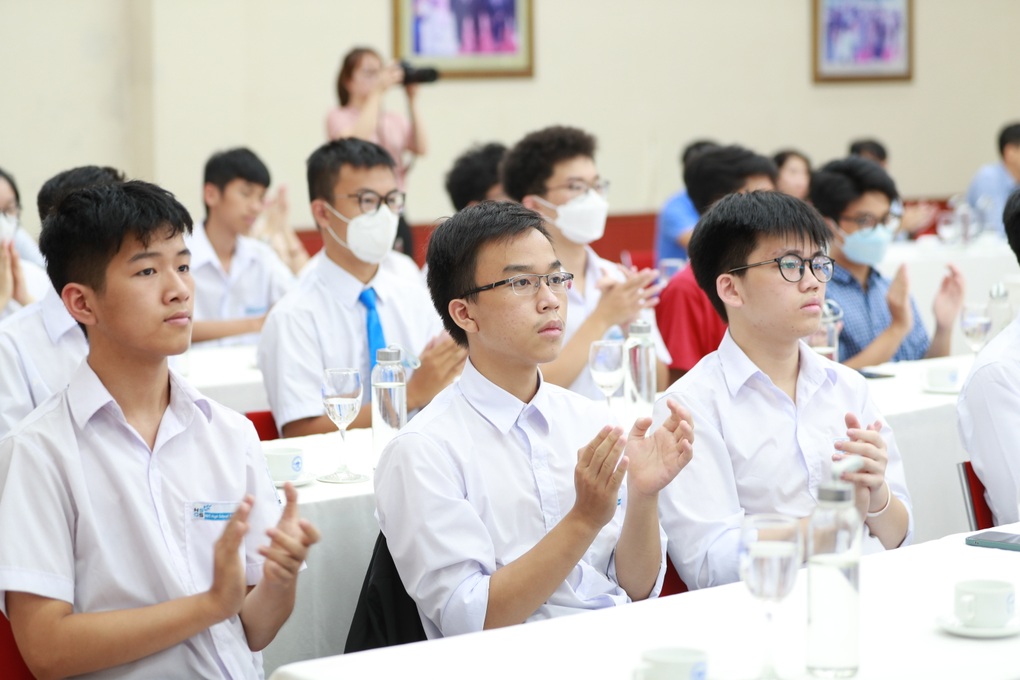 Tuyên dương và khen thưởng học sinh đạt giải quốc tế năm 2022 - 1