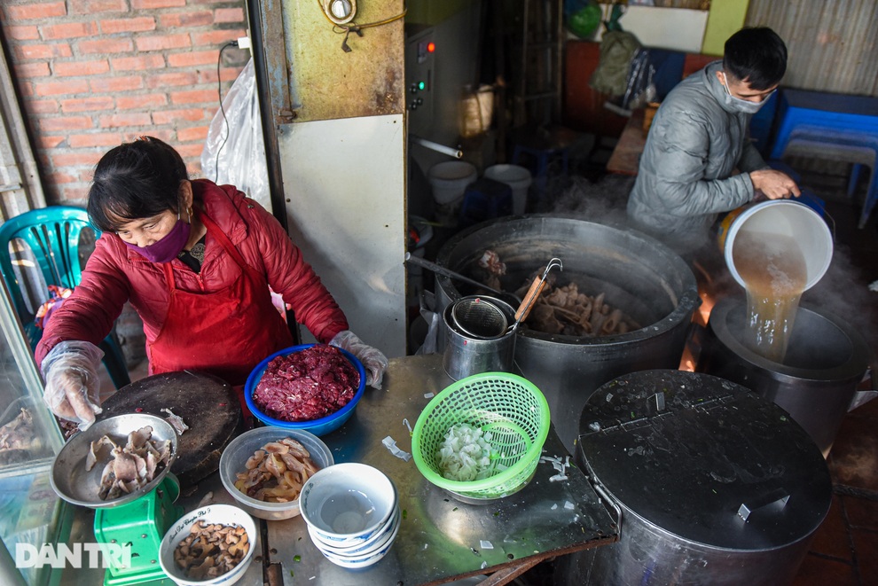 Quán phở gánh: Bánh phở khổng lồ, cân từng hoa thịt bò, ngày hết 300 tô - 6 Quán phở gánh: Bánh phở khổng lồ, cân từng hoa thịt bò, ngày hết 300 tô - 6