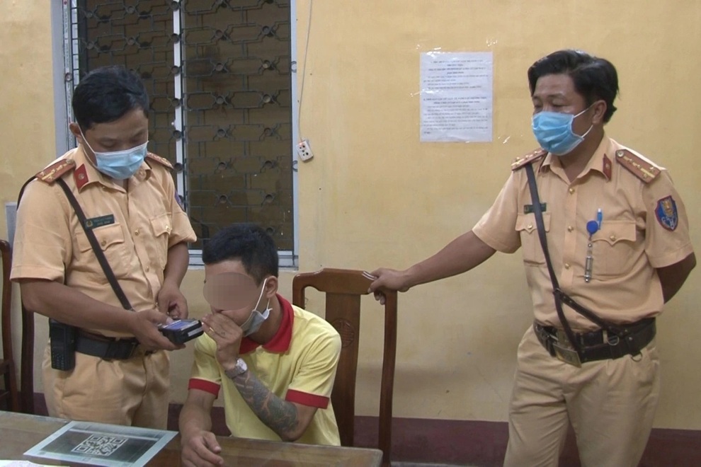 Nam thanh niên vừa phóng xe máy vừa buông 2 tay múa - 2 Nam thanh niên vừa phóng xe máy vừa buông 2 tay múa - 2