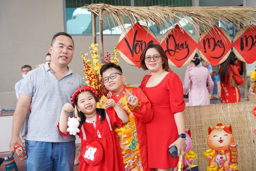 Xúng xính áo dài hội xuân, học sinh trường quốc tế đến gần Tết hơn - 3