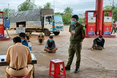 Liên tiếp phát hiện xe luồng xanh lén chở người từ vùng dịch