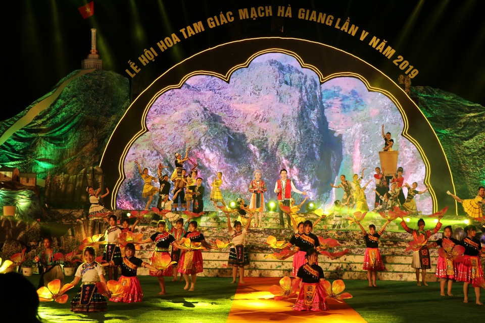 Khách nước ngoài thích thú thổi khèn Mông, ăn bánh hoa tam giác mạch - 2 Khách nước ngoài thích thú thổi khèn Mông, ăn bánh hoa tam giác mạch - 2