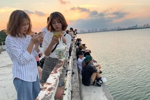 Giới trẻ tụ tập chụp ảnh tại địa điểm nhà bỏ hoang ở Hồ Tây