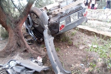  Ô tô bị lật ngửa, 4 người nguy kịch 