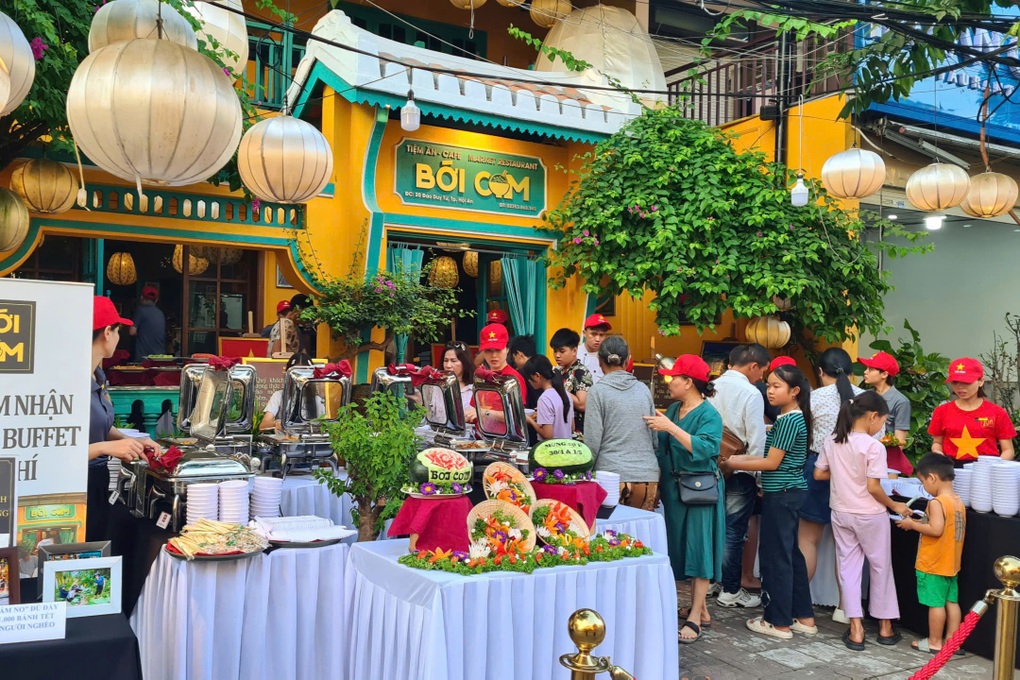 Nhà hàng ở Quảng Nam mở buffet miễn phí chiêu đãi xe ôm, thợ hồ ngày 30/4 - 1