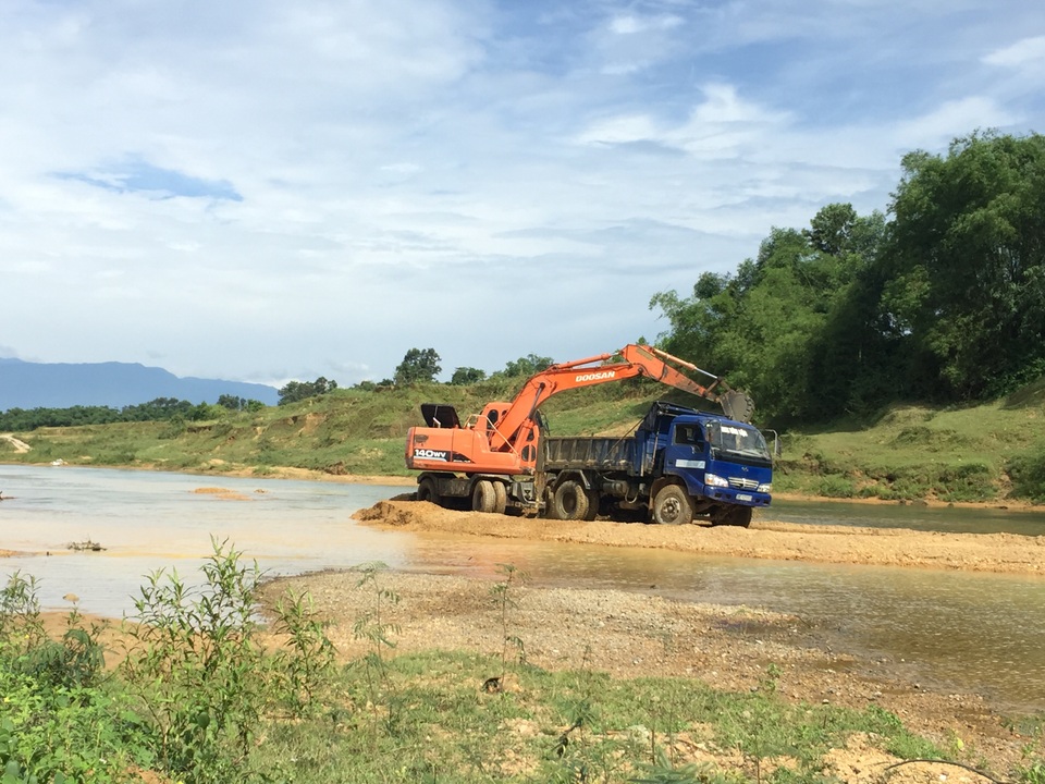 Ngang nhiên chặn sông Ngàn Sâu hút cát trái phép tại Hà Tĩnh - 3 Ngang nhiên chặn sông Ngàn Sâu hút cát trái phép tại Hà Tĩnh - 3