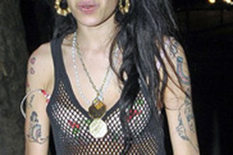 Amy Winehouse bị bắt vì tội hành hung 