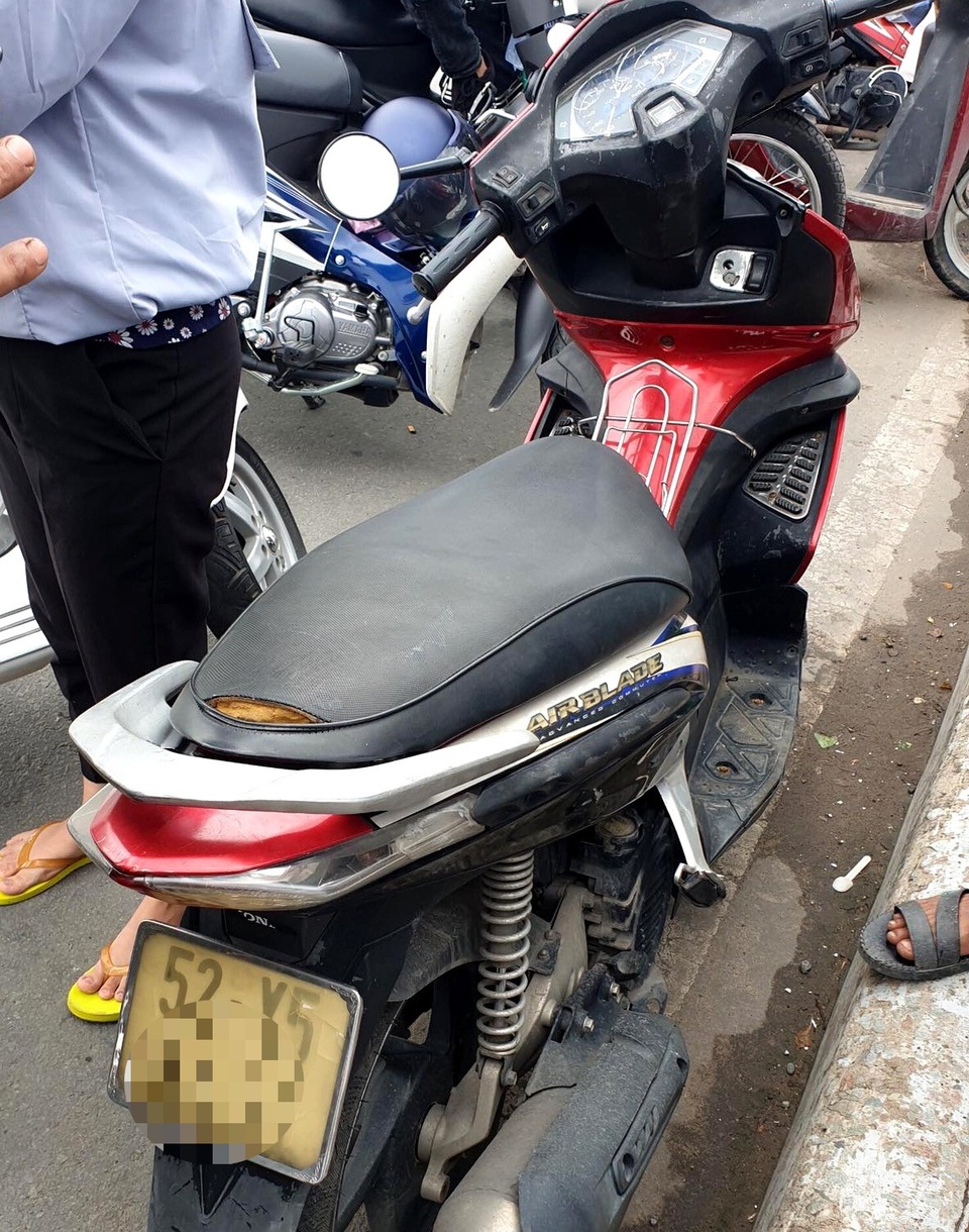 Để lại xe máy, người đàn ông gieo mình xuống sông mất tích - 2 Để lại xe máy, người đàn ông gieo mình xuống sông mất tích - 2