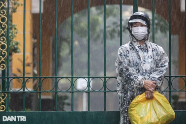 Phụ huynh TPHCM dầm mưa cả buổi để chờ con thi tốt nghiệp THPT