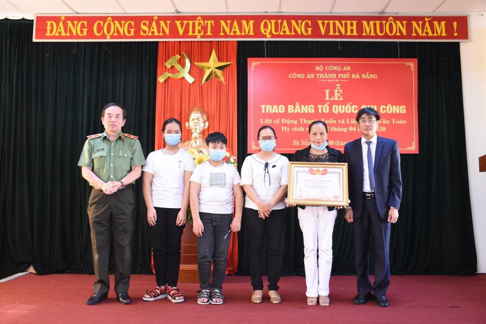Truy tặng Bằng Tổ quốc ghi công 2 cảnh sát hy sinh khi truy bắt quái xế - 1 Truy tặng Bằng Tổ quốc ghi công 2 cảnh sát hy sinh khi truy bắt quái xế - 1