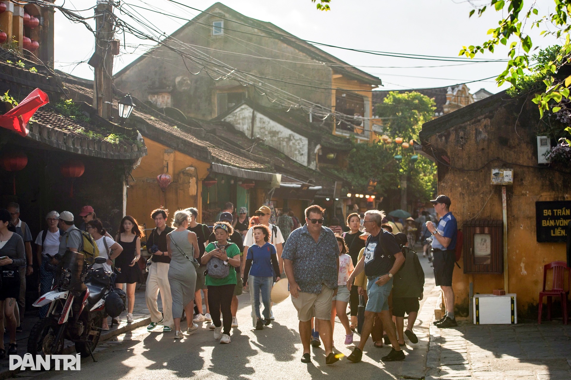 Hội An bừng sức sống sau bão lũ, nhộn nhịp đón khách du lịch trở lại - 9 Hội An bừng sức sống sau bão lũ, nhộn nhịp đón khách du lịch trở lại - 9