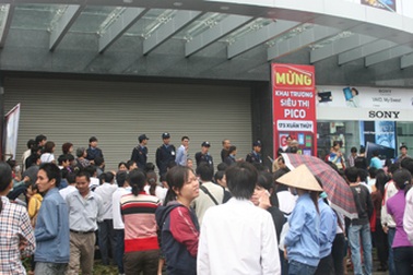 Náo loạn trong ngày khai trương siêu thị thứ ba của Pico