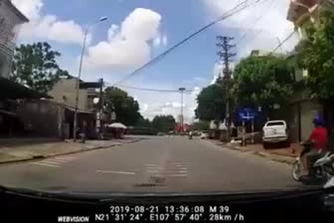 Tai nạn hy hữu vì lái xe không cài dây an toàn