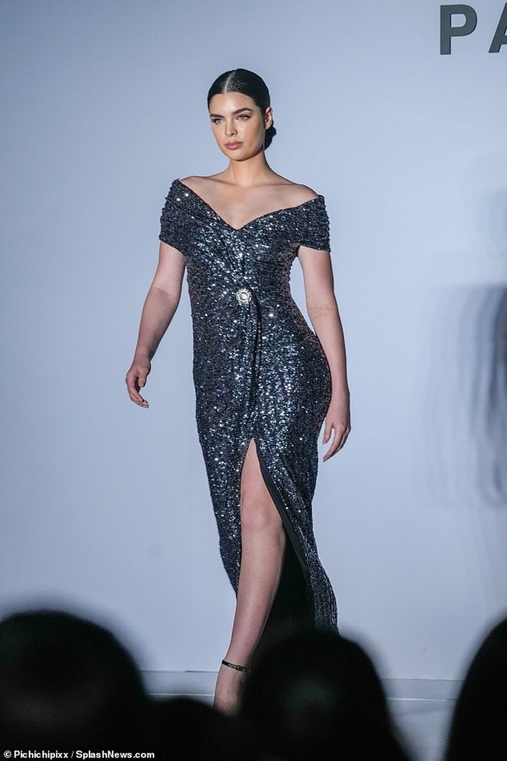 4 tháng sau khi sinh con, Hoa hậu Hoàn vũ Paraguay tái xuất sàn catwalk - 1