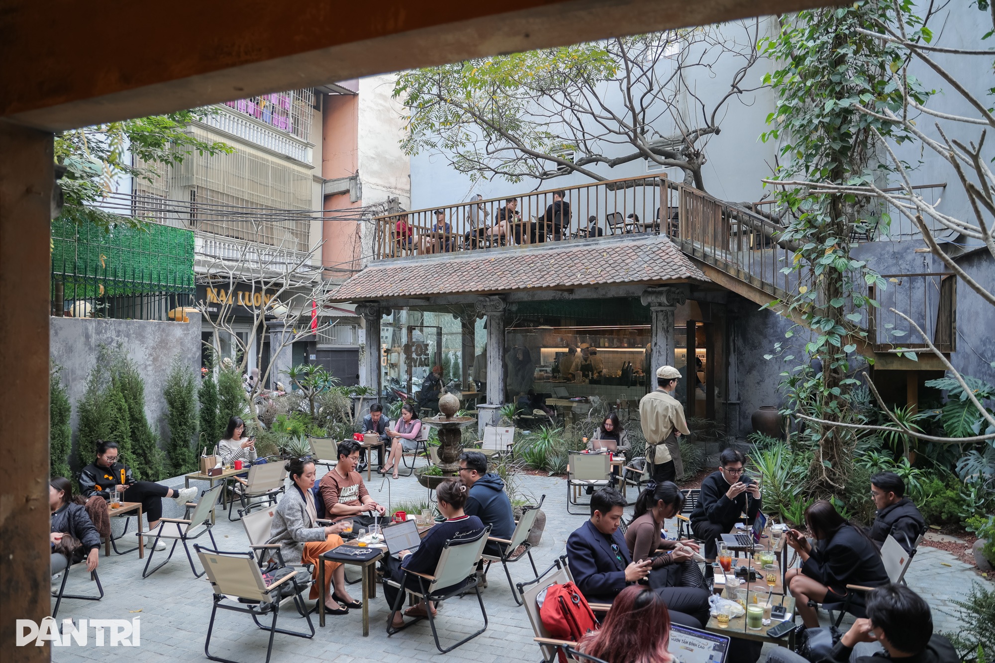 View - Hà Nội: Quán cà phê trưng bày xương "khủng long", ngày đón gần nghìn khách | Báo Dân trí
