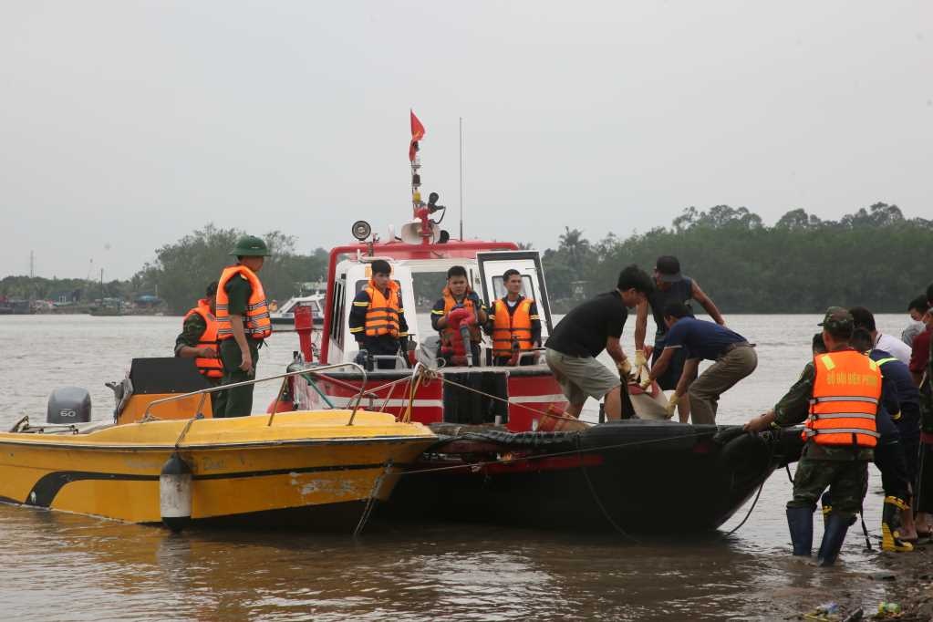 Tìm thấy 2 nạn nhân mất tích trong vụ lật thuyền ở Quảng Ninh - 1