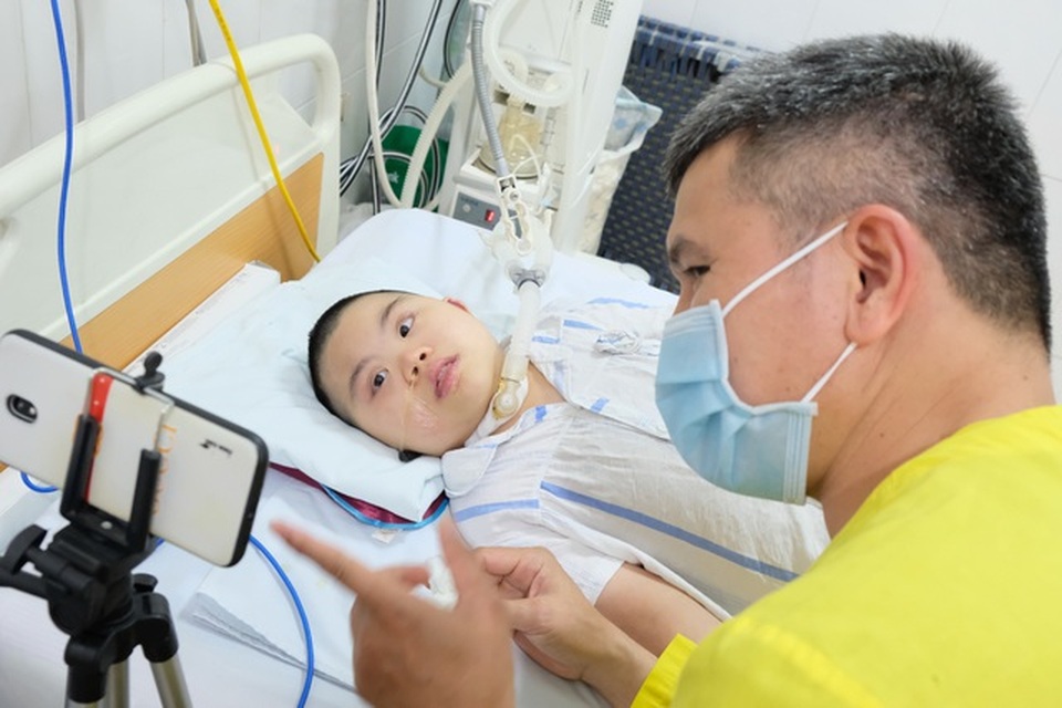 Bạn đọc giúp đỡ người cha 4 năm cùng con ở viện hơn 200 triệu đồng - 1 Bạn đọc giúp đỡ người cha 4 năm cùng con ở viện hơn 200 triệu đồng - 1