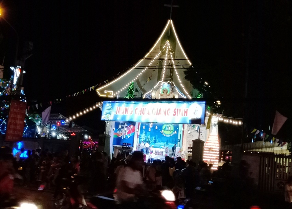Các nhà thờ trang trí bắt mắt, đường phố đông nghịt người vui chơi đêm Noel - 15 Các nhà thờ trang trí bắt mắt, đường phố đông nghịt người vui chơi đêm Noel - 15